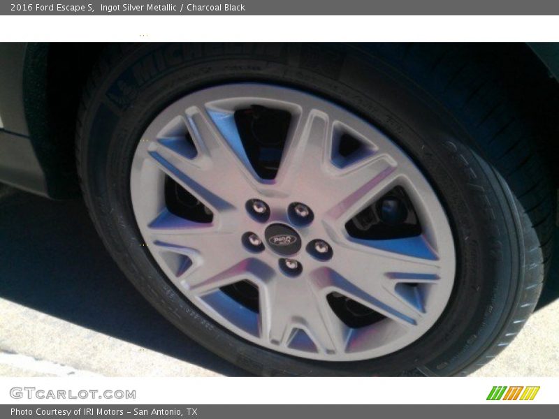 Ingot Silver Metallic / Charcoal Black 2016 Ford Escape S