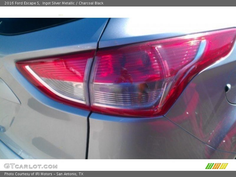 Ingot Silver Metallic / Charcoal Black 2016 Ford Escape S