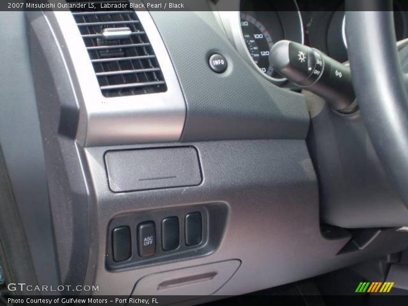 Labrador Black Pearl / Black 2007 Mitsubishi Outlander LS