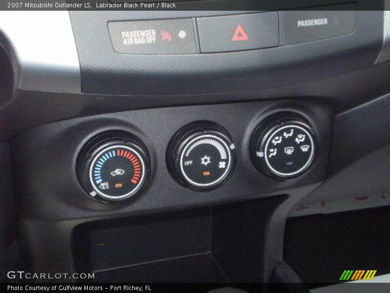Labrador Black Pearl / Black 2007 Mitsubishi Outlander LS