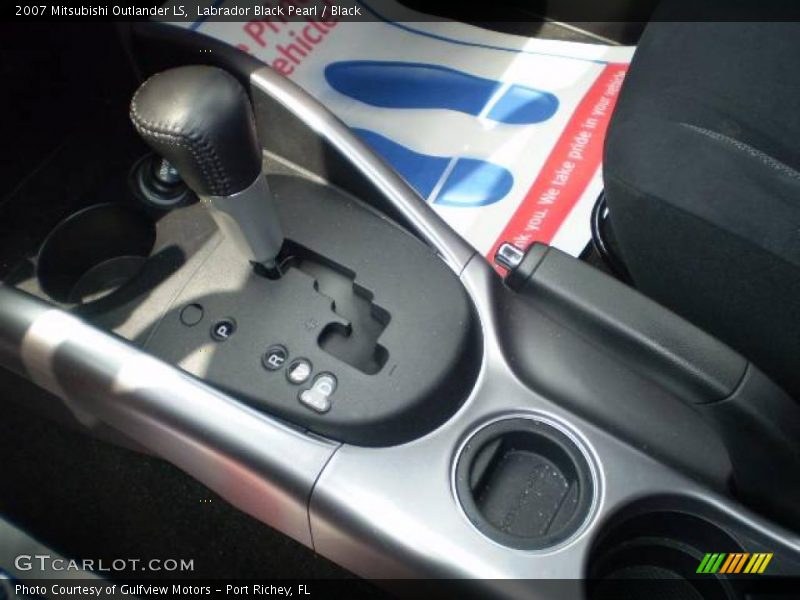 Labrador Black Pearl / Black 2007 Mitsubishi Outlander LS