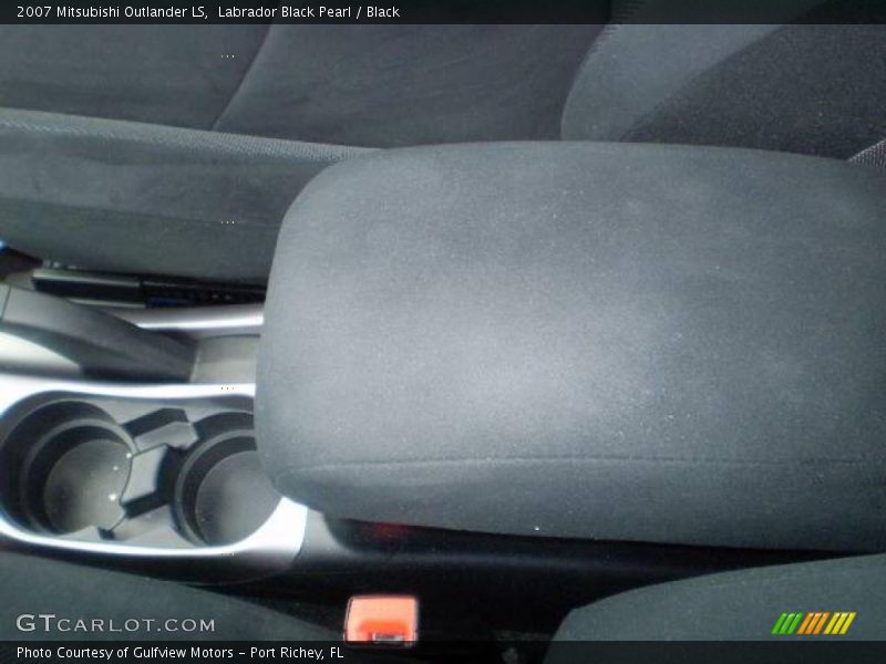 Labrador Black Pearl / Black 2007 Mitsubishi Outlander LS