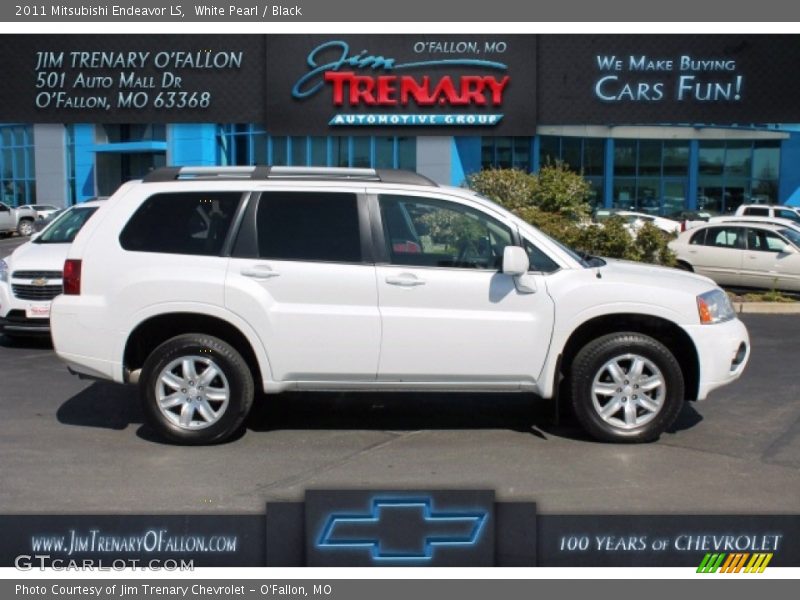 White Pearl / Black 2011 Mitsubishi Endeavor LS