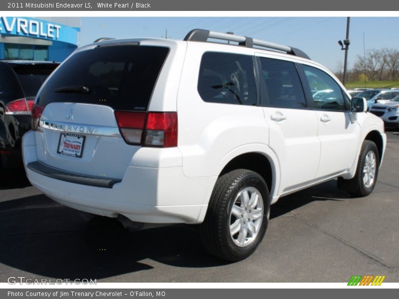 White Pearl / Black 2011 Mitsubishi Endeavor LS