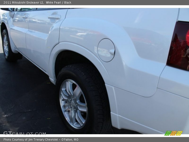 White Pearl / Black 2011 Mitsubishi Endeavor LS