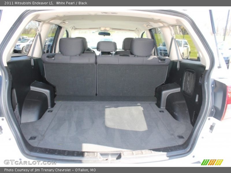 White Pearl / Black 2011 Mitsubishi Endeavor LS