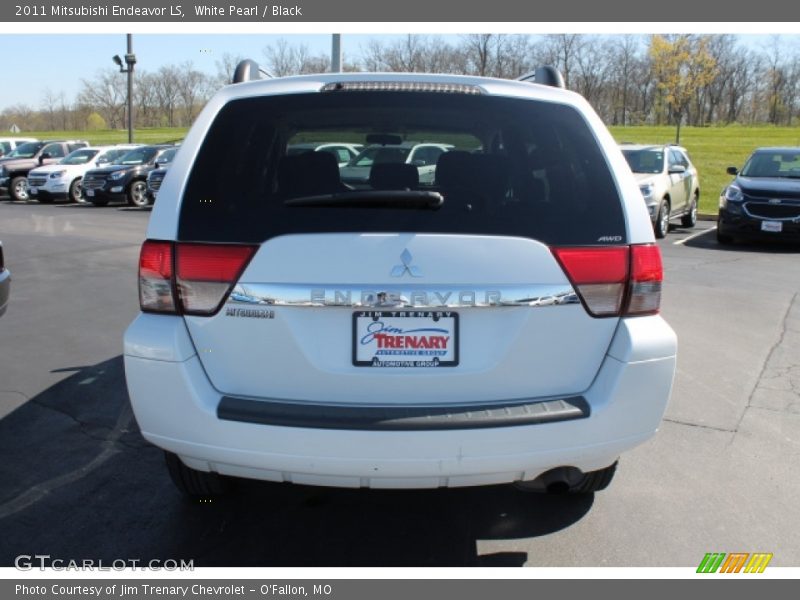 White Pearl / Black 2011 Mitsubishi Endeavor LS