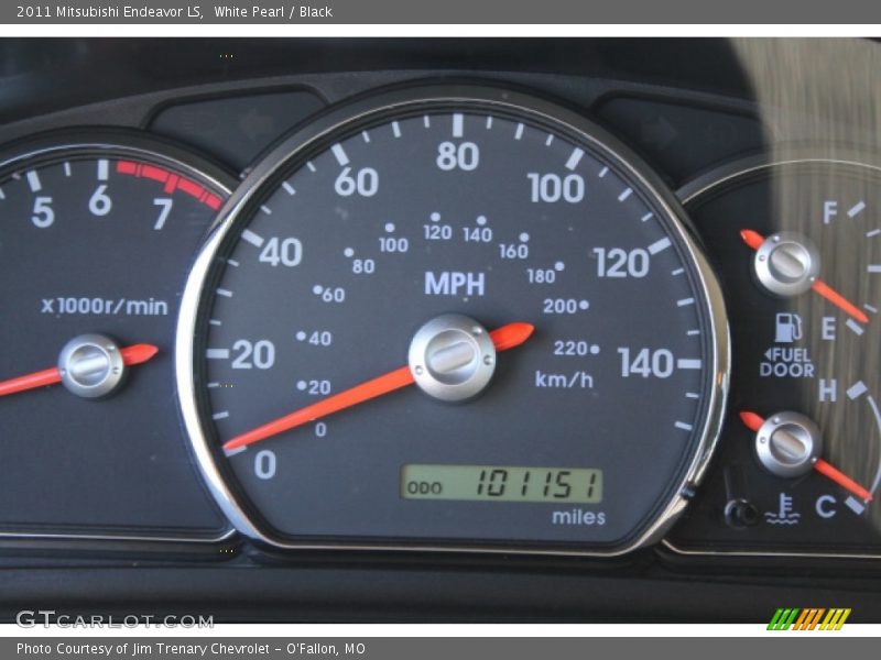 White Pearl / Black 2011 Mitsubishi Endeavor LS