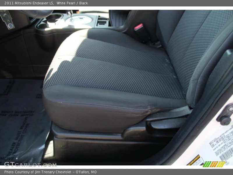 White Pearl / Black 2011 Mitsubishi Endeavor LS