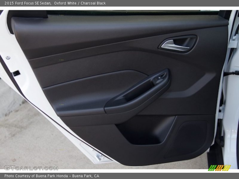 Oxford White / Charcoal Black 2015 Ford Focus SE Sedan