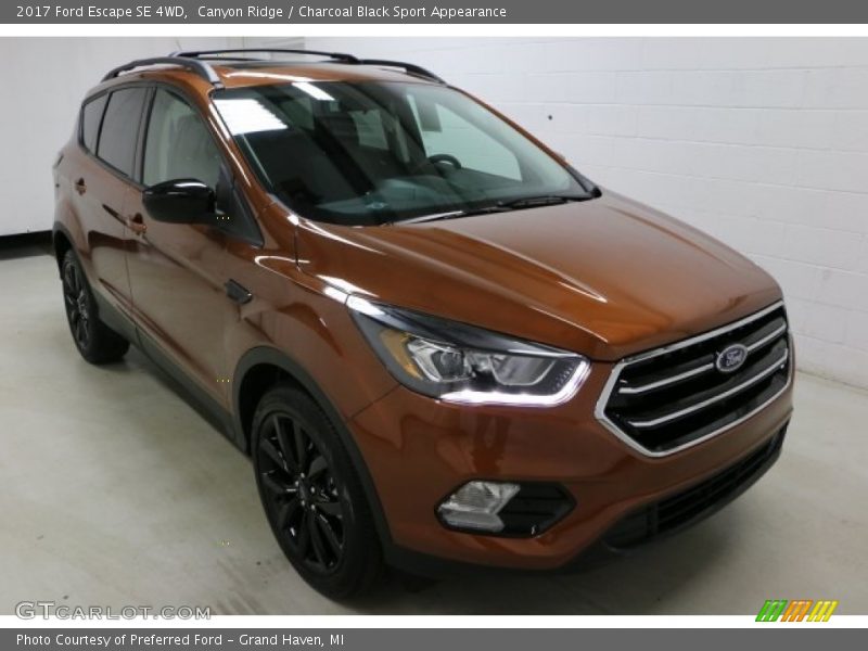 Front 3/4 View of 2017 Escape SE 4WD