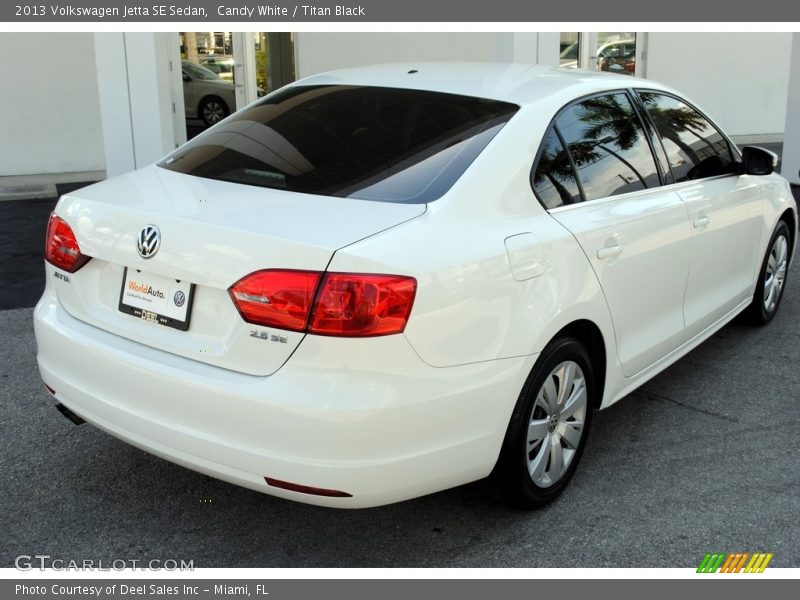 Candy White / Titan Black 2013 Volkswagen Jetta SE Sedan