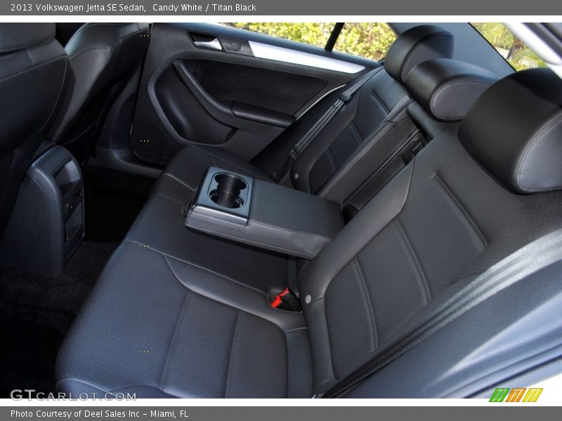 Candy White / Titan Black 2013 Volkswagen Jetta SE Sedan