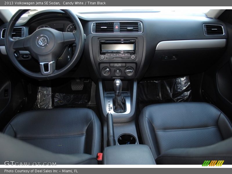 Candy White / Titan Black 2013 Volkswagen Jetta SE Sedan