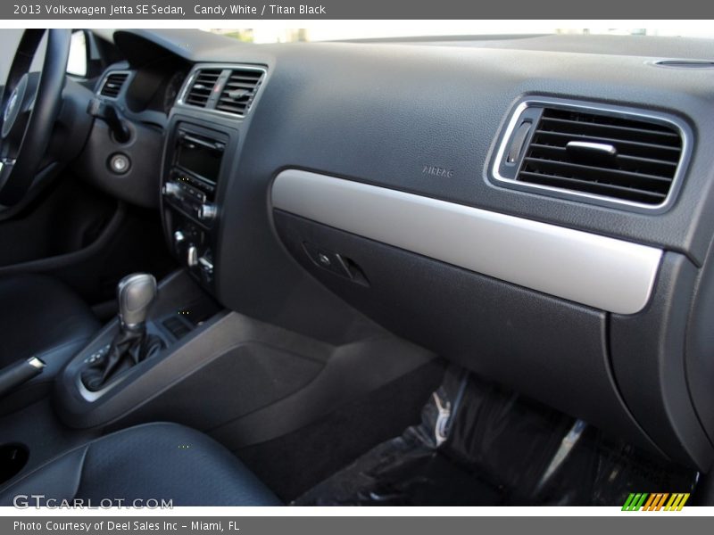 Candy White / Titan Black 2013 Volkswagen Jetta SE Sedan