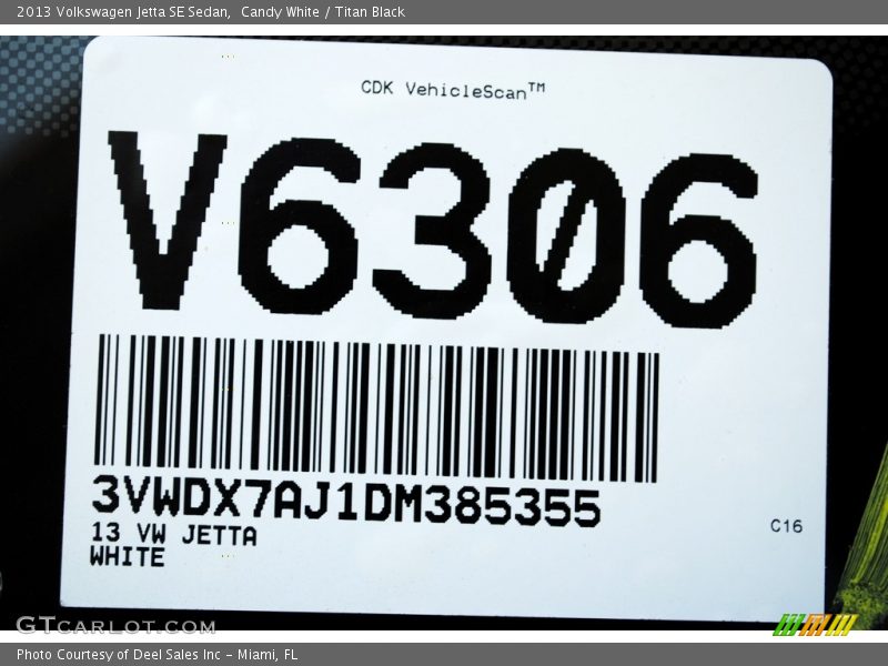 Candy White / Titan Black 2013 Volkswagen Jetta SE Sedan