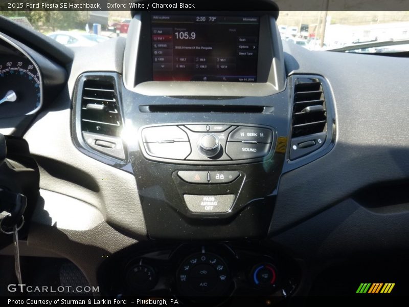 Oxford White / Charcoal Black 2015 Ford Fiesta SE Hatchback
