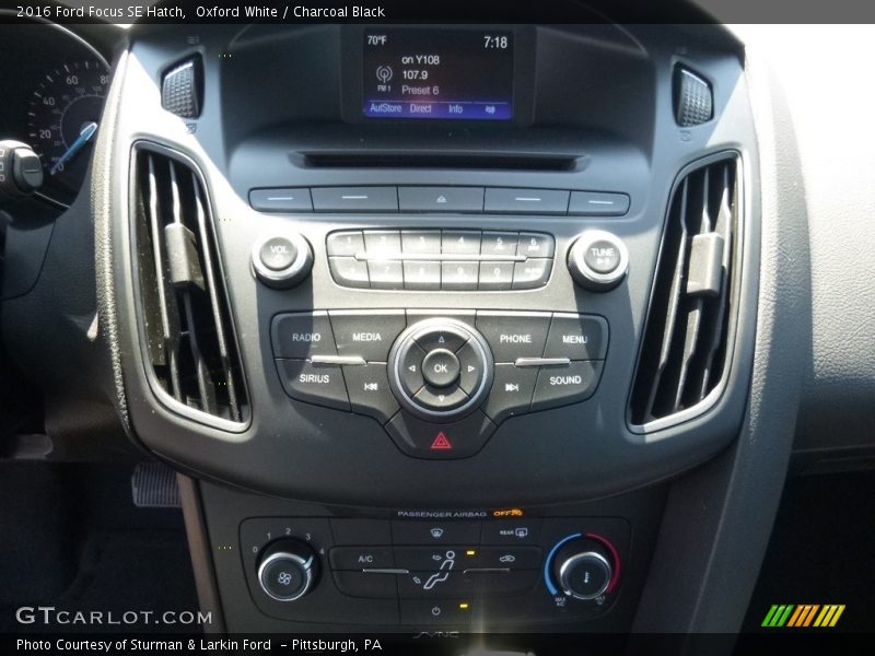 Oxford White / Charcoal Black 2016 Ford Focus SE Hatch