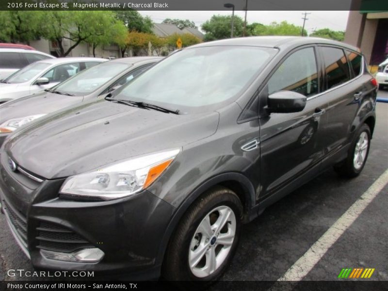 Magnetic Metallic / Charcoal Black 2016 Ford Escape SE