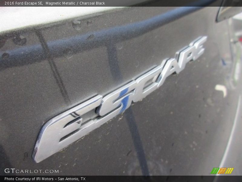 Magnetic Metallic / Charcoal Black 2016 Ford Escape SE
