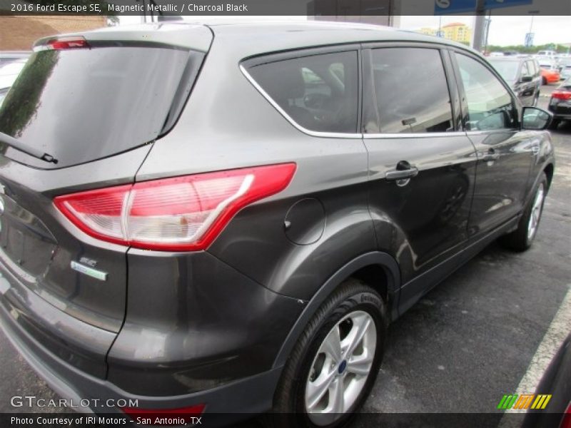 Magnetic Metallic / Charcoal Black 2016 Ford Escape SE