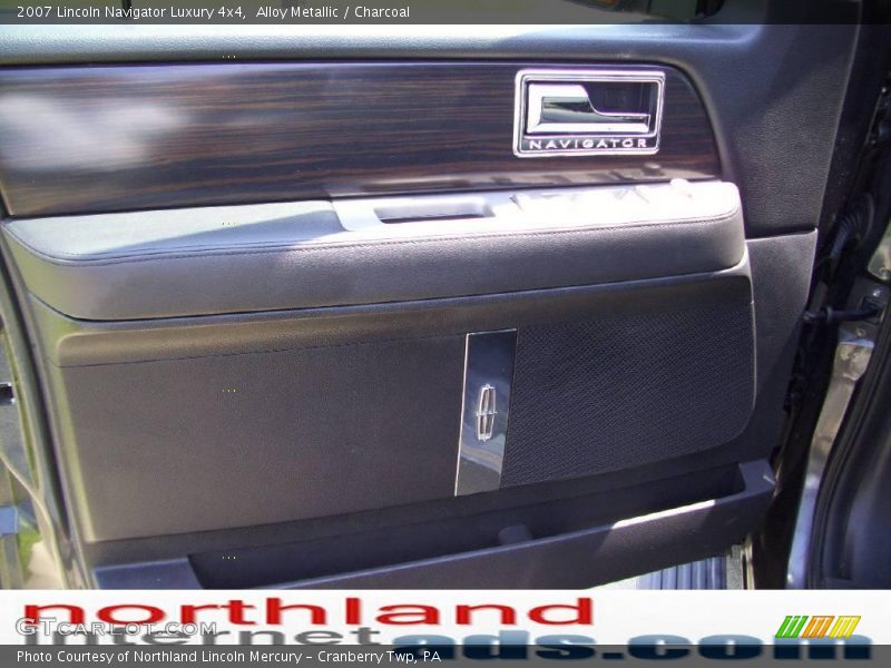 Alloy Metallic / Charcoal 2007 Lincoln Navigator Luxury 4x4