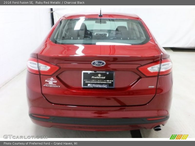 Ruby Red Metallic / Charcoal Black 2016 Ford Fusion SE