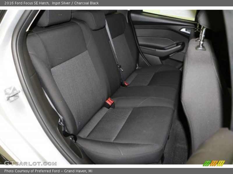 Ingot Silver / Charcoal Black 2016 Ford Focus SE Hatch