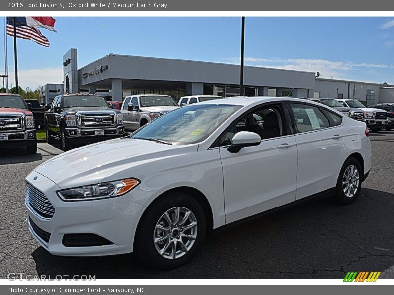 Front 3/4 View of 2016 Fusion S