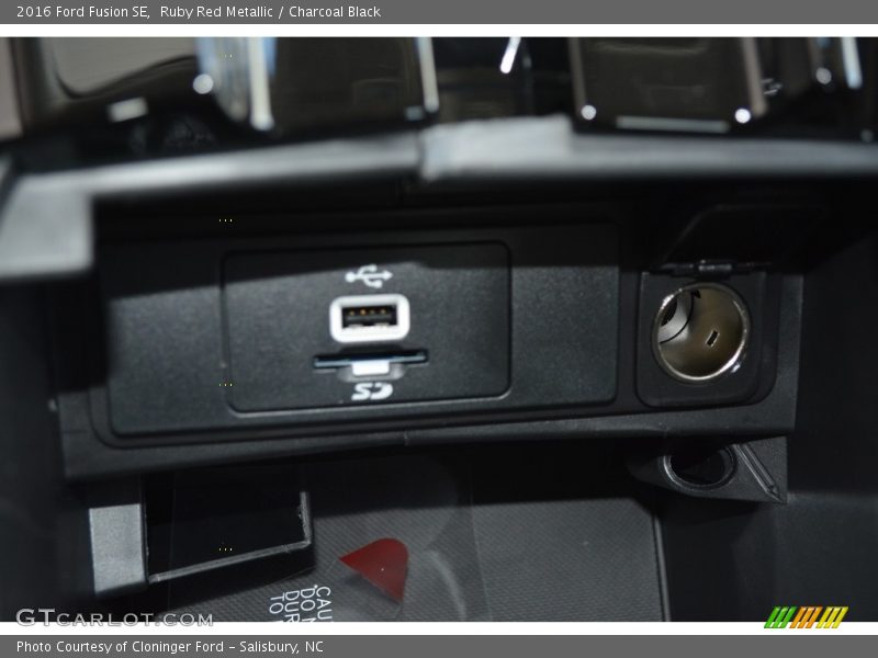 Ruby Red Metallic / Charcoal Black 2016 Ford Fusion SE