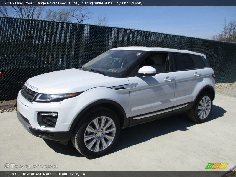 Front 3/4 View of 2016 Range Rover Evoque HSE