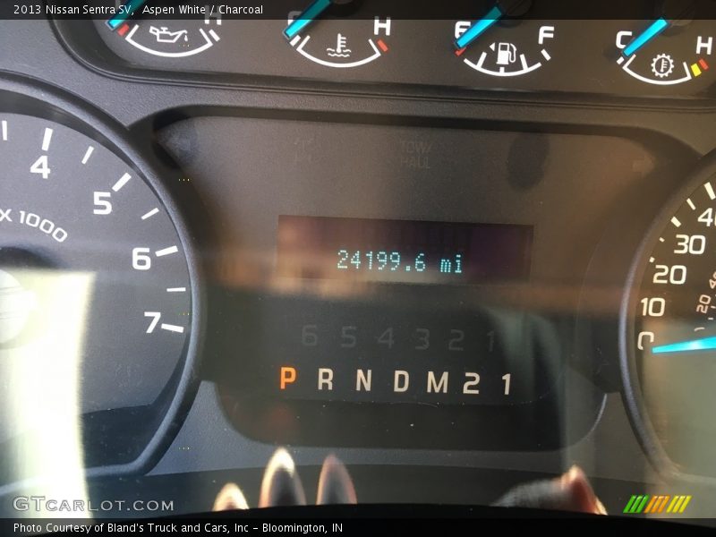 Aspen White / Charcoal 2013 Nissan Sentra SV