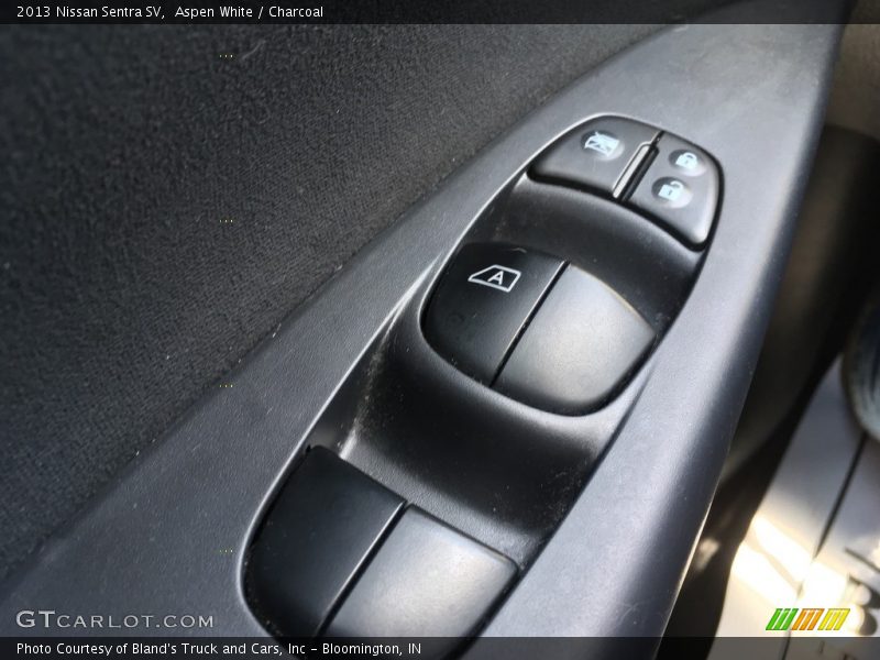 Aspen White / Charcoal 2013 Nissan Sentra SV