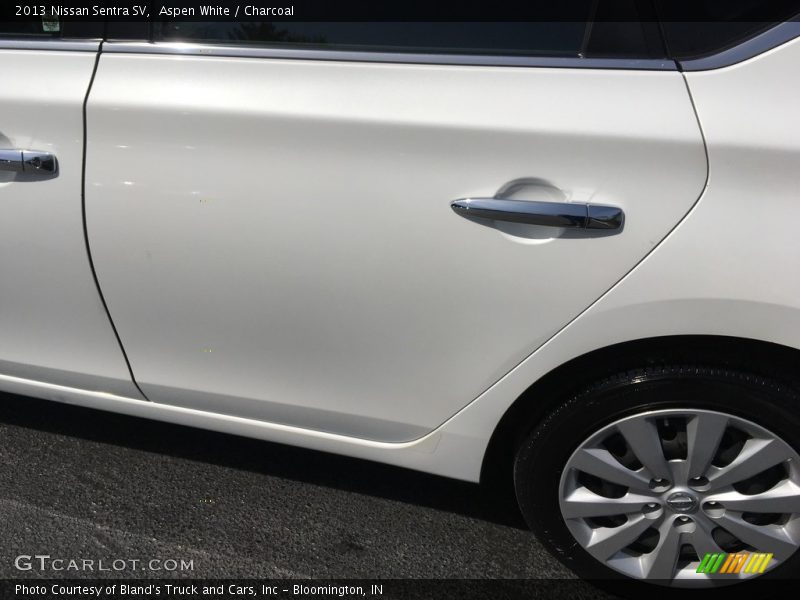 Aspen White / Charcoal 2013 Nissan Sentra SV