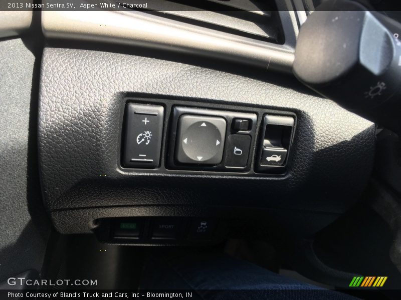 Aspen White / Charcoal 2013 Nissan Sentra SV