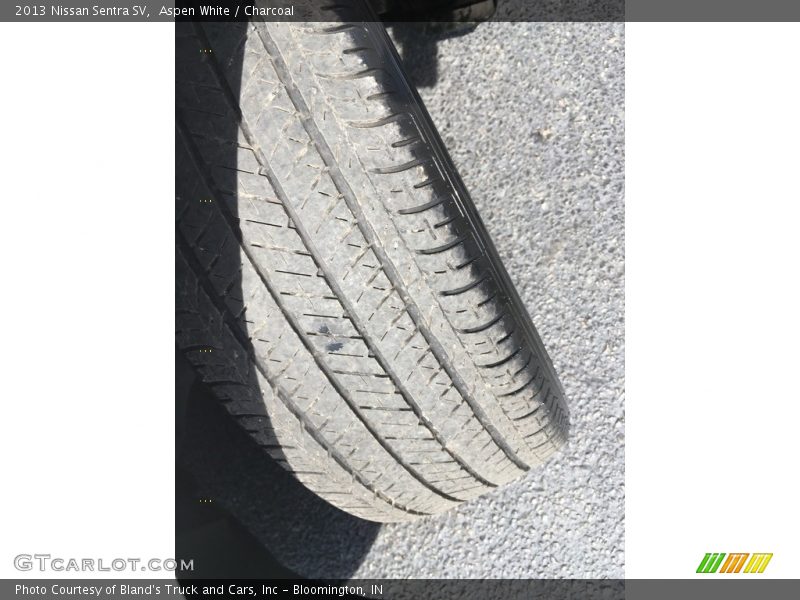 Aspen White / Charcoal 2013 Nissan Sentra SV