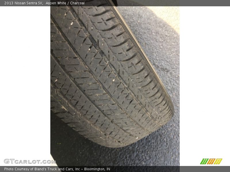 Aspen White / Charcoal 2013 Nissan Sentra SV