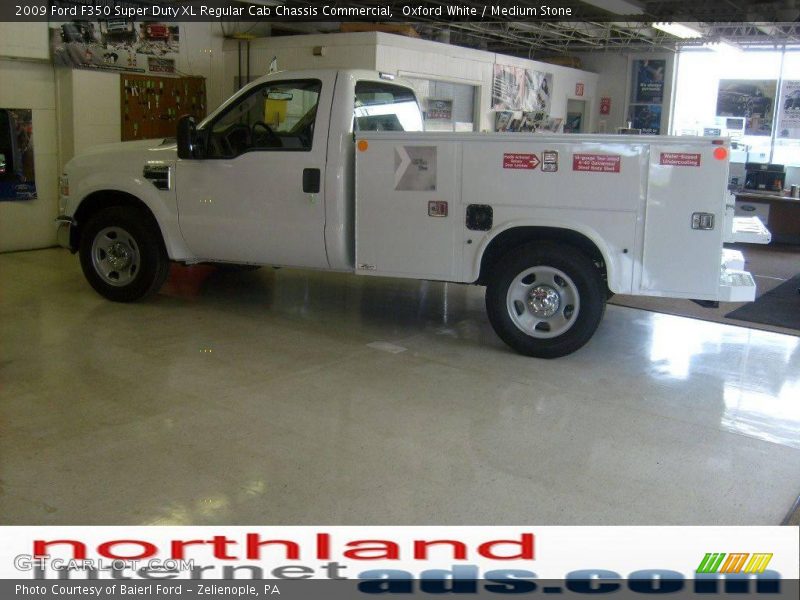 Oxford White / Medium Stone 2009 Ford F350 Super Duty XL Regular Cab Chassis Commercial