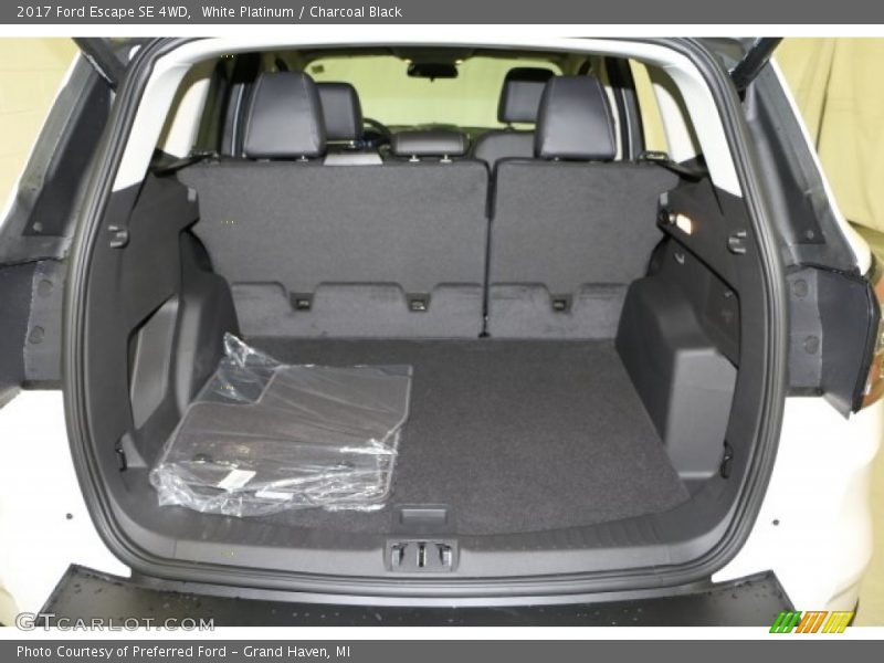 White Platinum / Charcoal Black 2017 Ford Escape SE 4WD