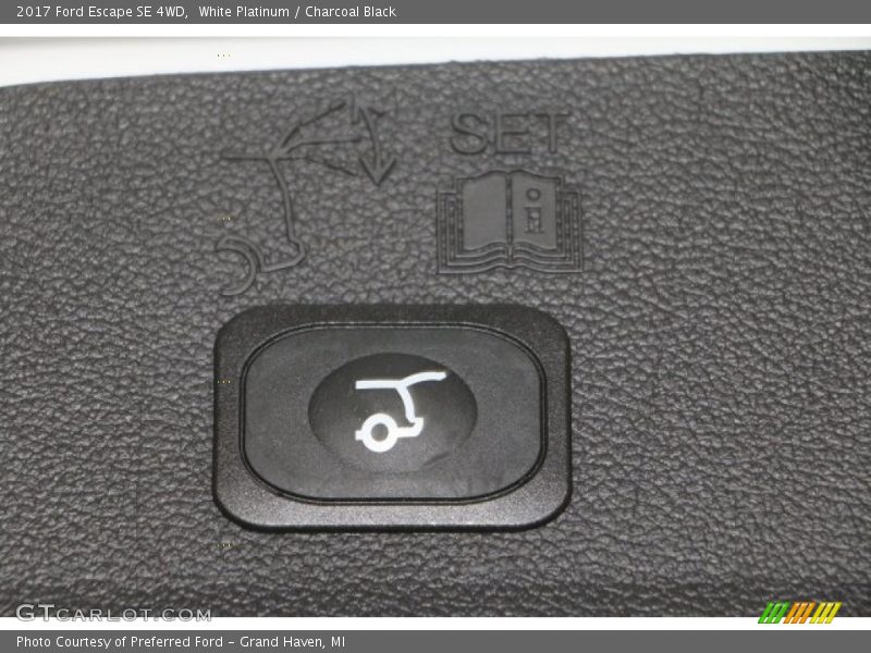 White Platinum / Charcoal Black 2017 Ford Escape SE 4WD