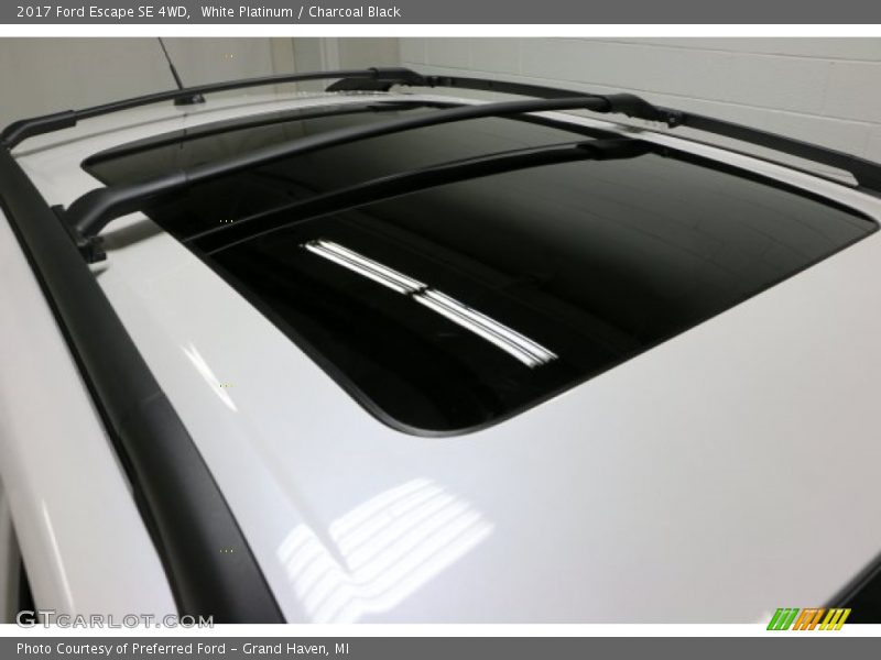 White Platinum / Charcoal Black 2017 Ford Escape SE 4WD