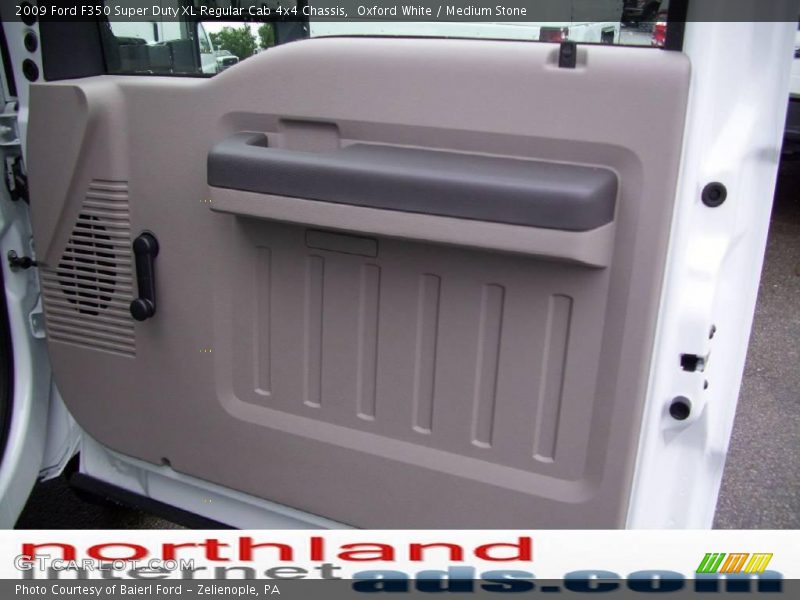 Oxford White / Medium Stone 2009 Ford F350 Super Duty XL Regular Cab 4x4 Chassis