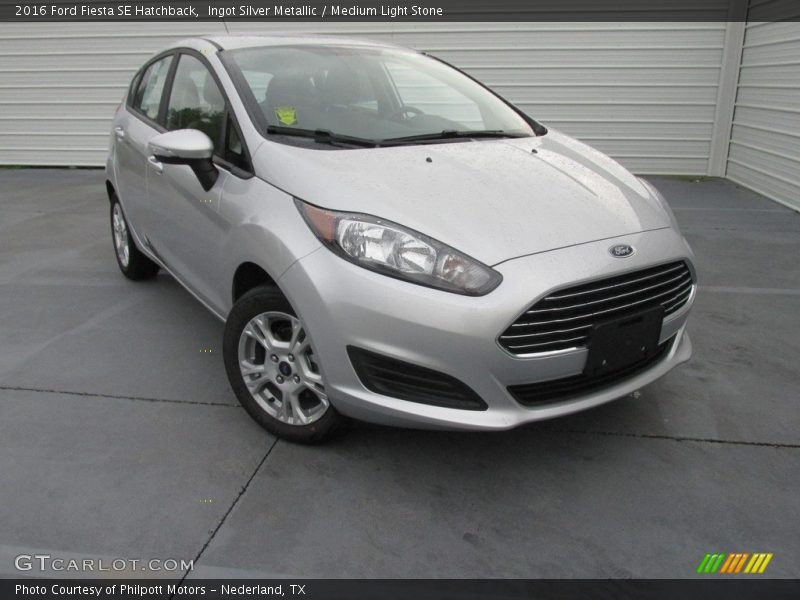 Ingot Silver Metallic / Medium Light Stone 2016 Ford Fiesta SE Hatchback