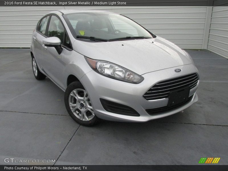 Front 3/4 View of 2016 Fiesta SE Hatchback