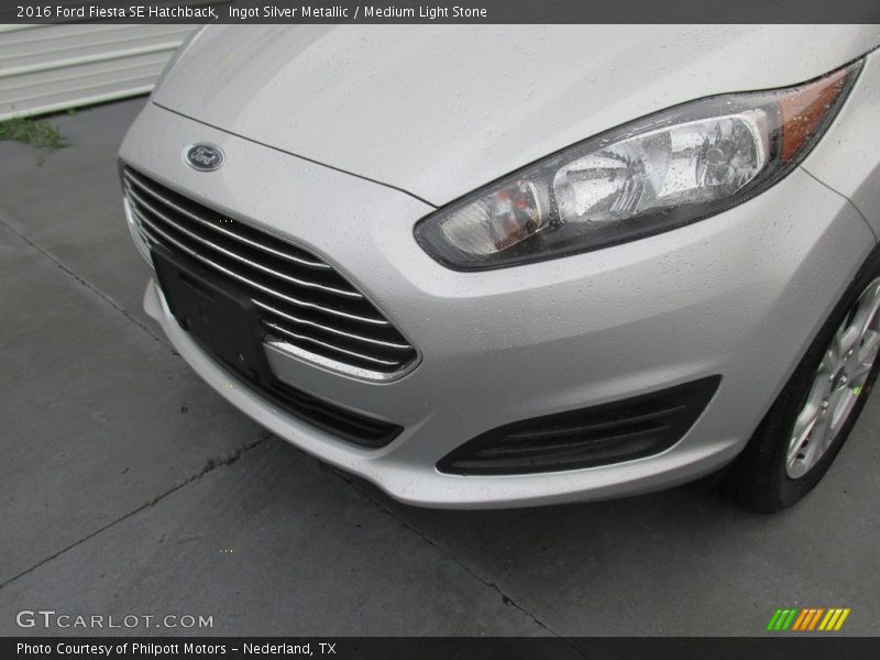 Ingot Silver Metallic / Medium Light Stone 2016 Ford Fiesta SE Hatchback