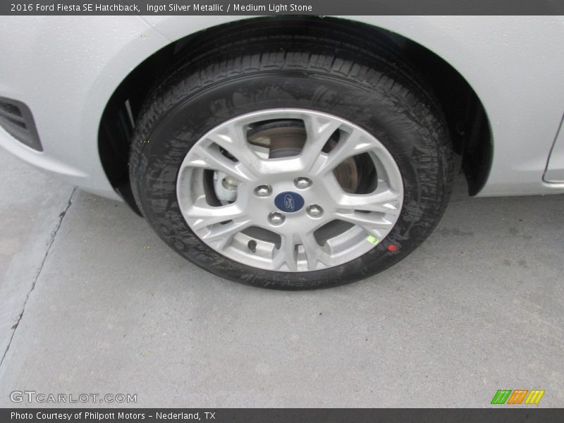 Ingot Silver Metallic / Medium Light Stone 2016 Ford Fiesta SE Hatchback