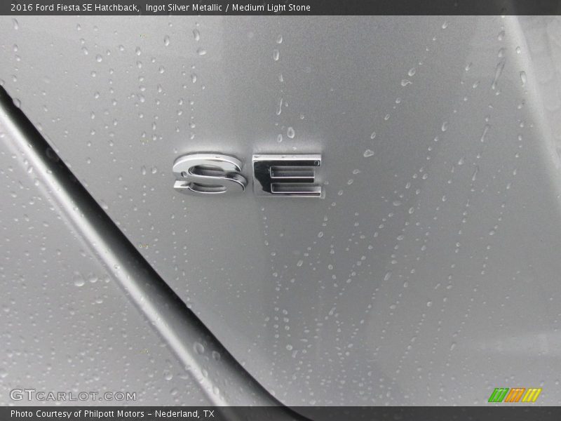 Ingot Silver Metallic / Medium Light Stone 2016 Ford Fiesta SE Hatchback