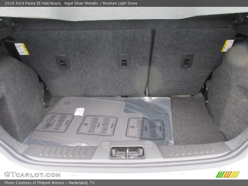 Ingot Silver Metallic / Medium Light Stone 2016 Ford Fiesta SE Hatchback