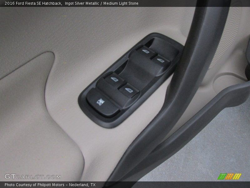 Ingot Silver Metallic / Medium Light Stone 2016 Ford Fiesta SE Hatchback