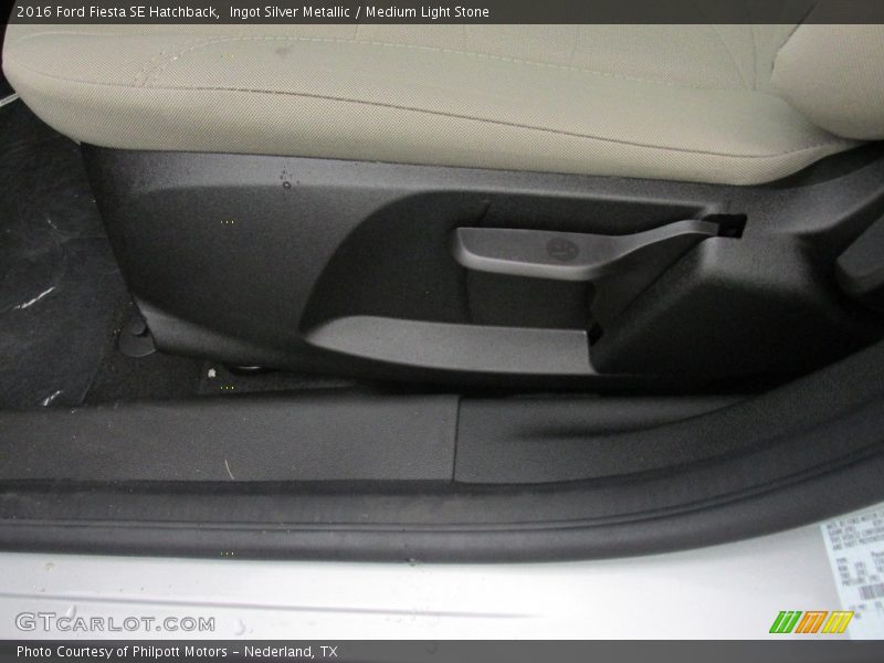 Ingot Silver Metallic / Medium Light Stone 2016 Ford Fiesta SE Hatchback